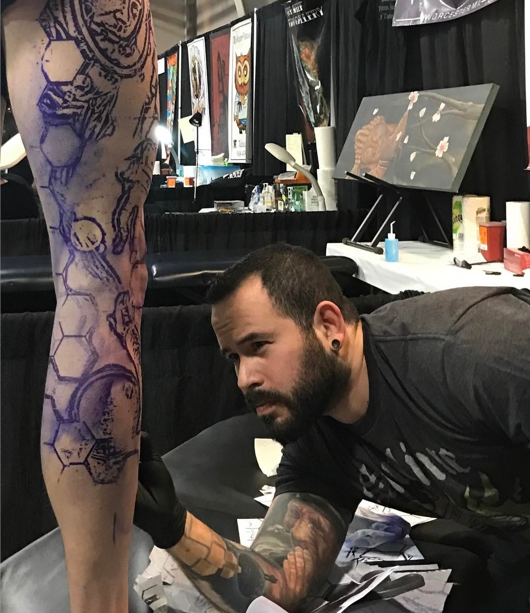 Look at the concentration face !!!!! 😆 picture taken by my friend @charlesvenancio28  at the #massachusettstattoofestiv