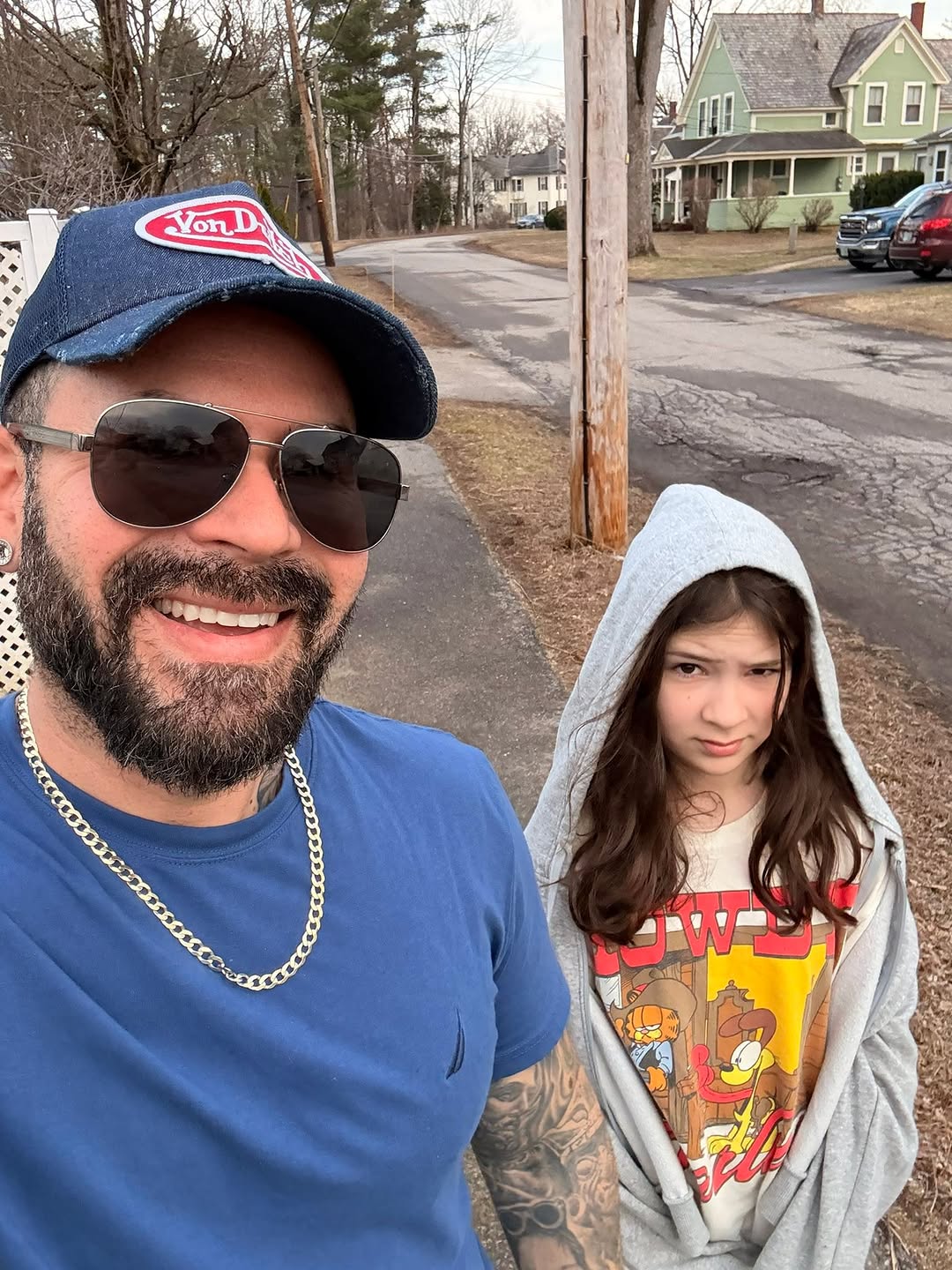 This kid loves walk through the neighborhood 😂